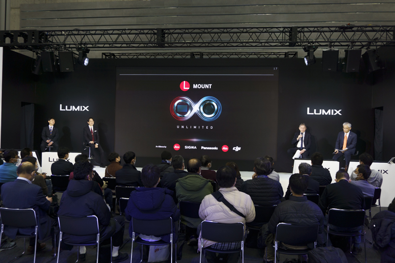 ほぼ満員となった「Lマウントアライアンス 開発責任者トークショー」。登壇者は左から津村敏行氏（パナソニック）、大曽根康裕氏（シグマ）、ステファン・シュルツ氏（ライカ）、杢中薫氏（ライカ、ファシリテーター）