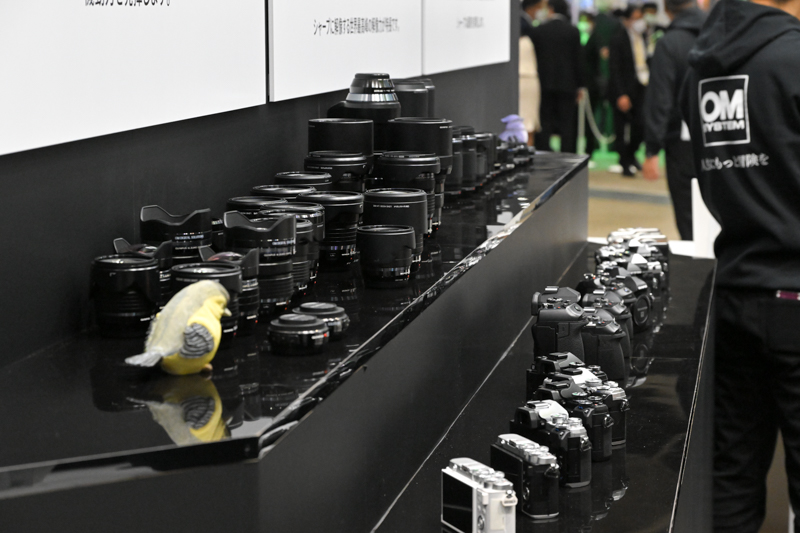 体験コーナーに並ぶカメラとレンズ