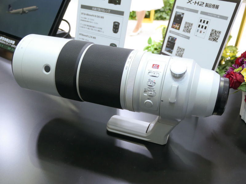 超望遠ズーム「XF150-600mmF5.6-8 R LM OIS WR」もカウンター内に用意されていた