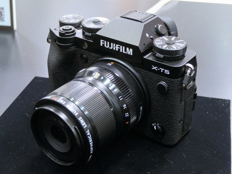 交換レンズは、2022年11月発売の「XF30mmF2.8 R LM WR Macro」が新製品となる。X-T5に装着
