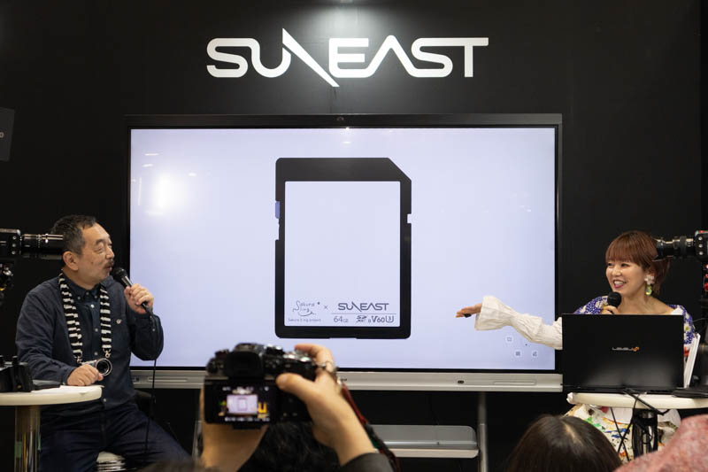 写真家の森脇章彦さん（左）とサクラスリング考案者の杉山さくらさん（右）がトークショー内で発表した