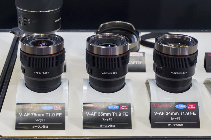 左から「SAMYANG V-AF 24mm T1.9」「SAMYANG V-AF 35mm T1.9」「SAMYANG V-AF 75mm T1.9」。前面以外の見た目はほぼ同じだ