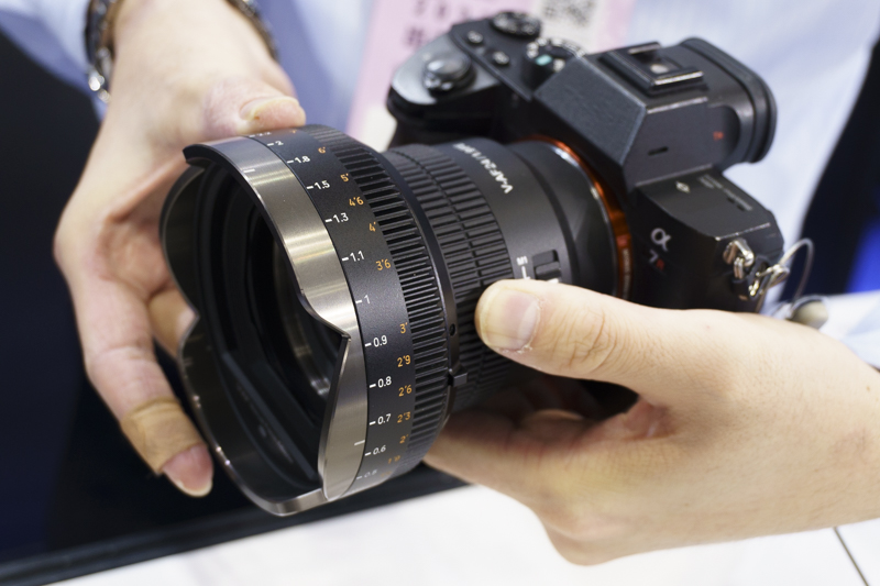 「SAMYANG V-AF 24mm T1.9」に装着