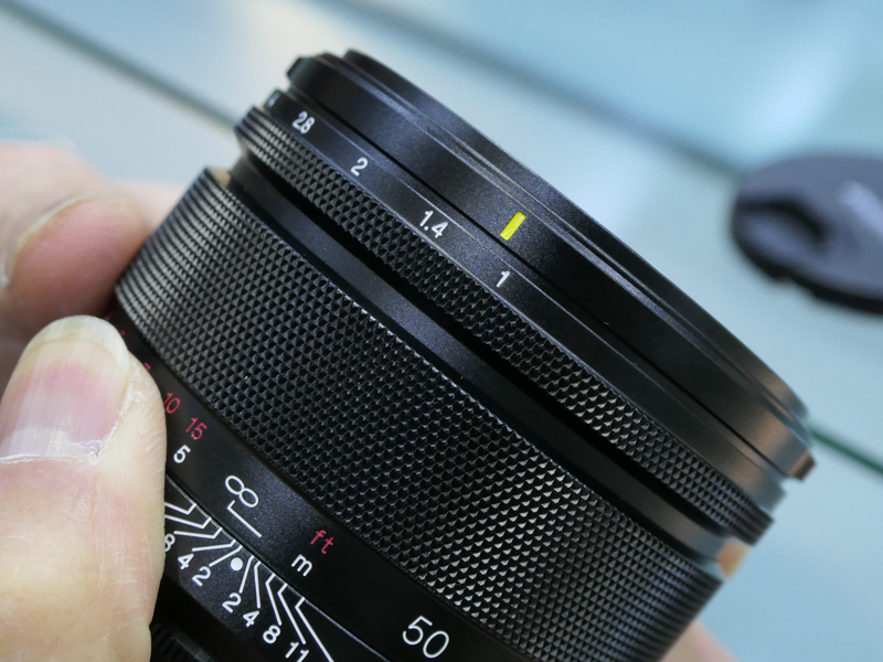 絞りクリック切り替え機構を装備。先端部分を回転させると動画向けのクリックレス絞りとなる（黄色の指標がクリックレス状態の印）