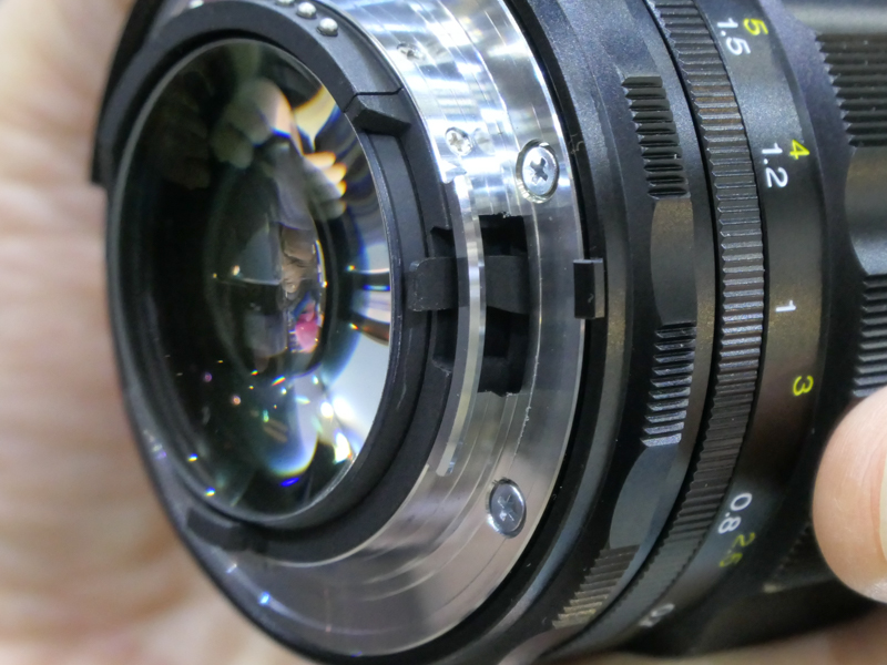 このレンズの見どころはココ。マウントパーツに四角く穴が開けられているのは、絞り連動レバーが干渉するためだという。ギリギリの設計であることがうかがえる