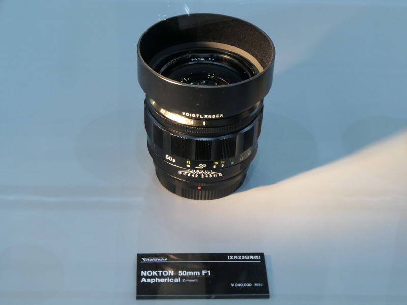 CP+2023開幕初日に発売となった、ニコンZ用の「NOKTON 50mm F1 Aspherical」。黄色文字のフィート表記、ピントリングの山の高さ、絞りリングの斜面に刻まれたF値など、特定の時代を想起させる萌えポイント