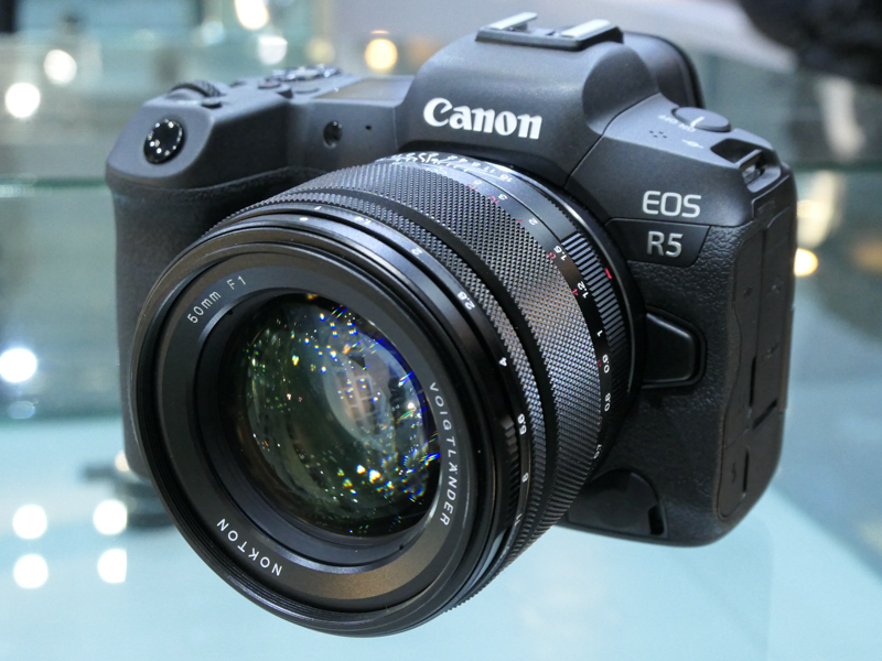 参考出品のNOKTON 50mm F1 Aspherical RF-mountをEOS R5に装着