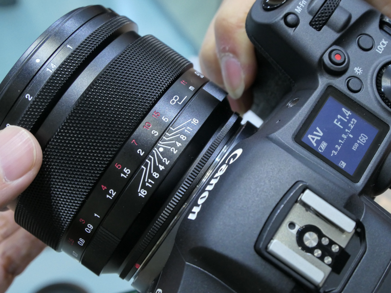 絞りリング（メカ連動）を回転させると、カメラ側の絞り値表示も連動した