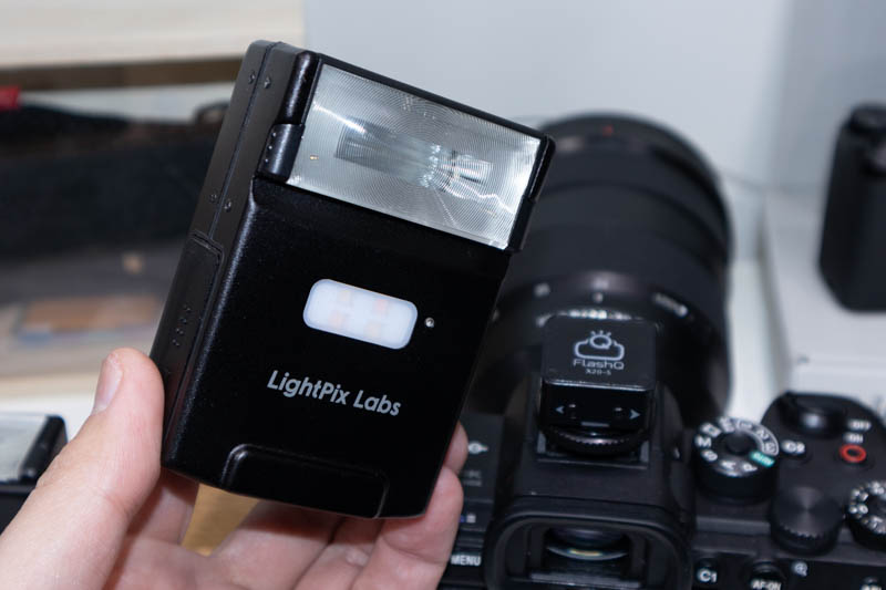 分離するとワイヤレスで発光ができる