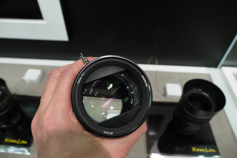 レンズ最前面に被さるようになっている変わったデザイン