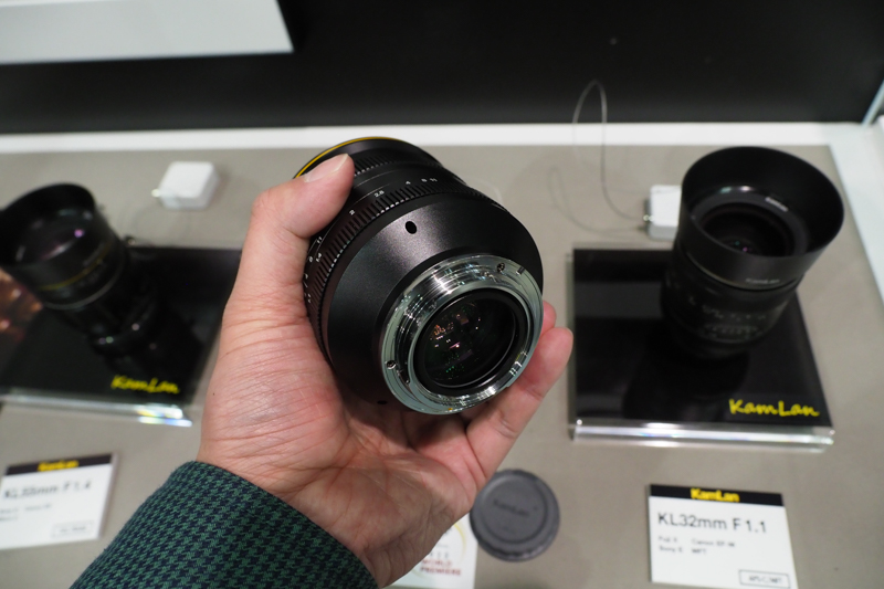 レンズ最前面に被さるようになっている変わったデザイン