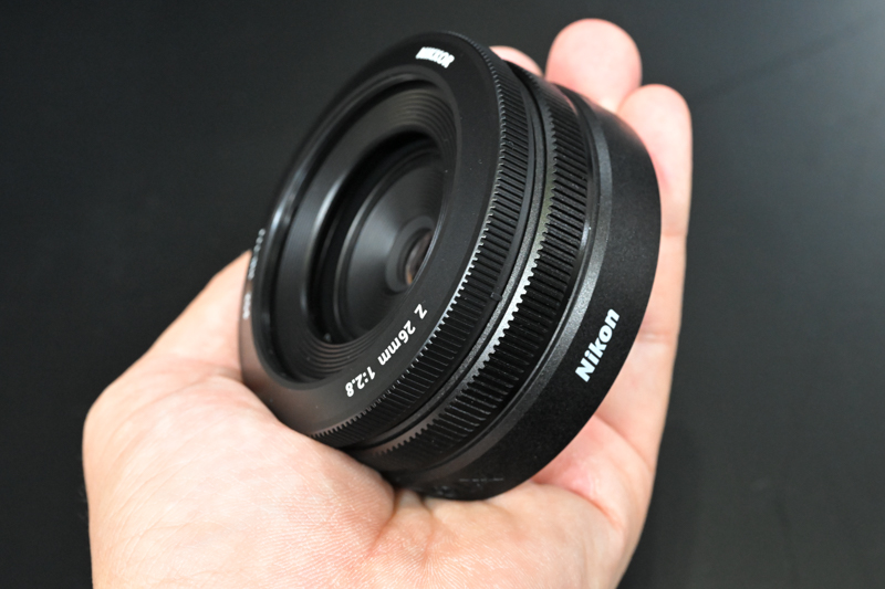 「NIKKOR Z 26mm f/2.8」片手に収まるサイズ感