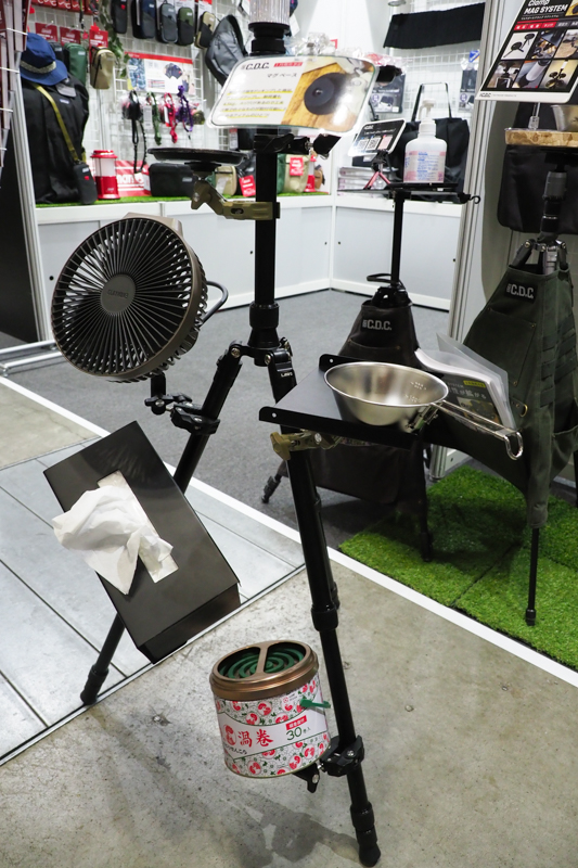 三脚の脚部に「CDC マルチポールクランプ」と「マグベース」を装着して収納スペースを作った様子。よく見るといろんなものがくっついている