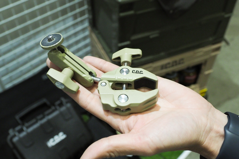 CDC マルチポールクランプ。カラーはブラックとサンドベージュ