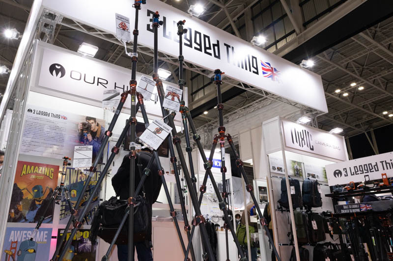カラフルな三脚が目立った（写真は銀一ブース）