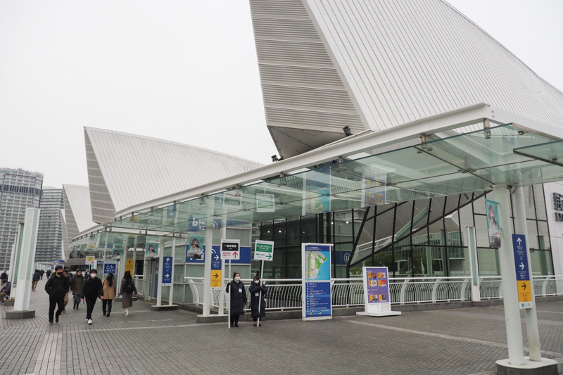 分岐点にて看板で誘導される。ここを右に曲がる