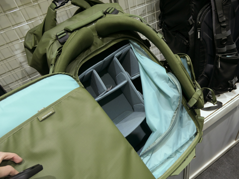 「コアユニット」と呼ぶインナーボックスがセット。こちらも新設計で、よりバッグ内いっぱいのサイズになっている