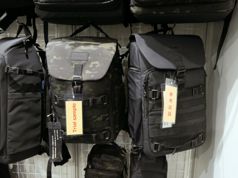 アクシスV2 LTバックパック。左が18L、右が20L。いずれも黒/カモの2色展開