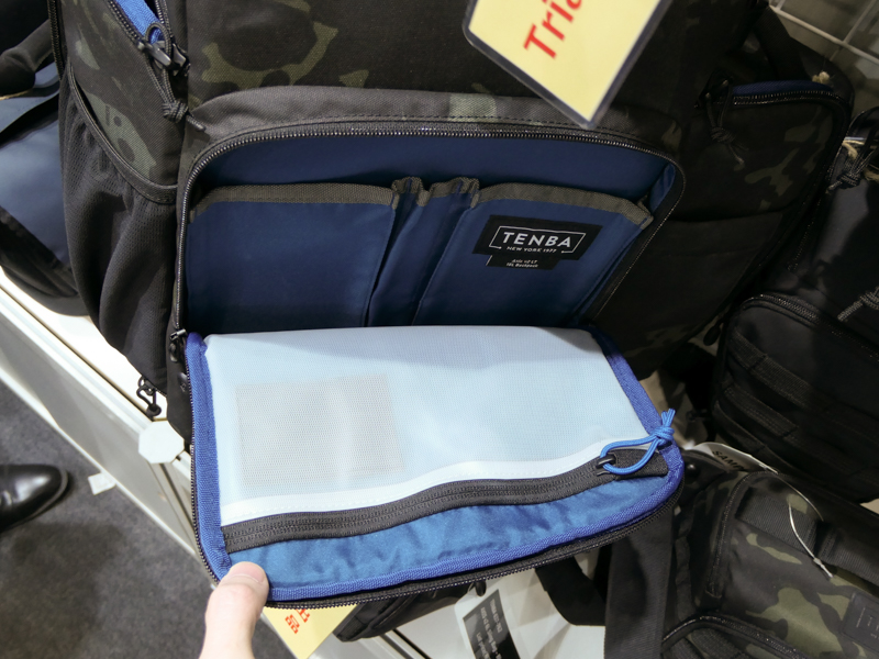 マチ付きのフロントポケット