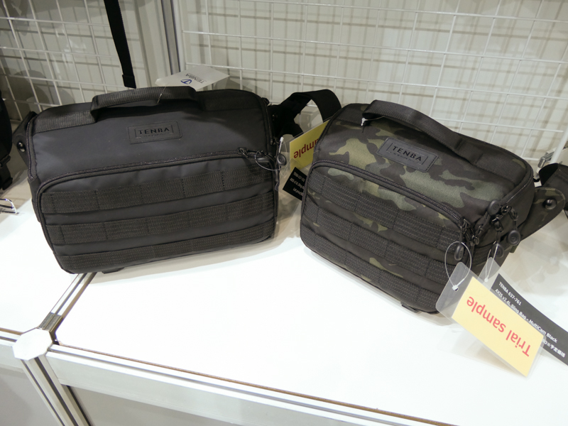 左が6L、右が4L。こちらも黒/カモの2色展開