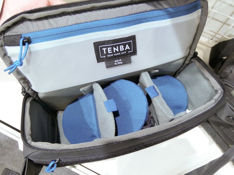 アクシスV2スリングバッグの内部