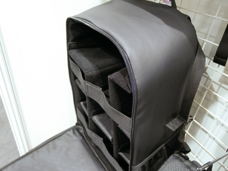 RKM PROの機材収納部は、プロ機（縦位置グリップ付き）にも対応しそうな深さがある