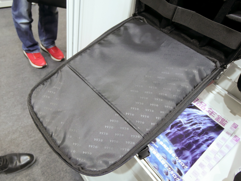 フラップ裏のマチなしポケット