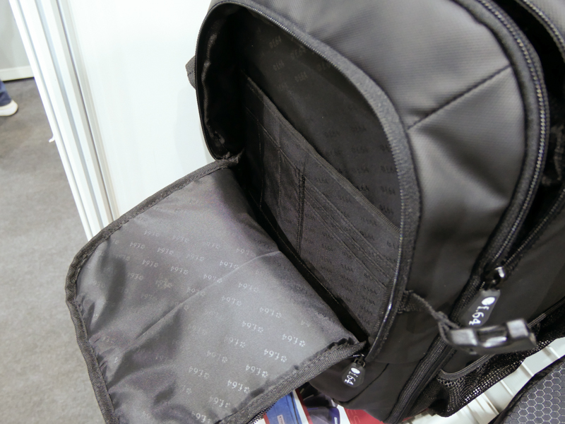 フロントポケット。マチがたっぷりとしている