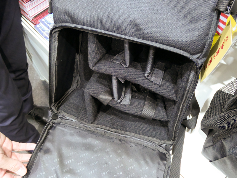 フロント下部からも収納部に繋がっている