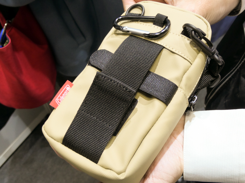 背面。縦にも横にも通せるベルトが備わる