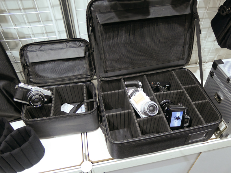 発売済みのハイブリッドケースS/L（セミハードケース）。最近話題になった製品のひとつだという。これと組み合わせるハードケースも触れる