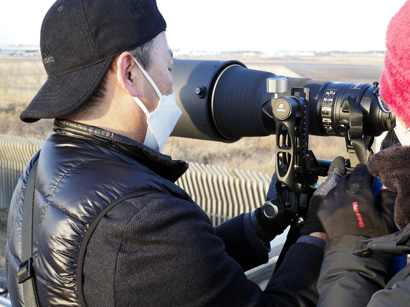 カウンターバランスの調節について説明するワイドトレード上田晃央社長