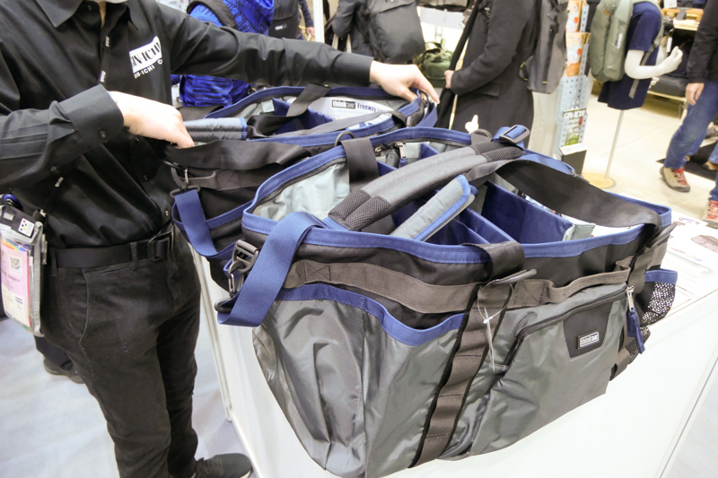 ブース内では、目当てのバッグをテーブルの上に広げながらチェックできる