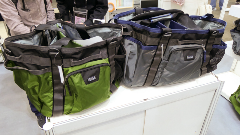 トラベル系アイテムのひとつ「フリーウェイ ロングホール」。サイズは左から50、75。カラーは各2色