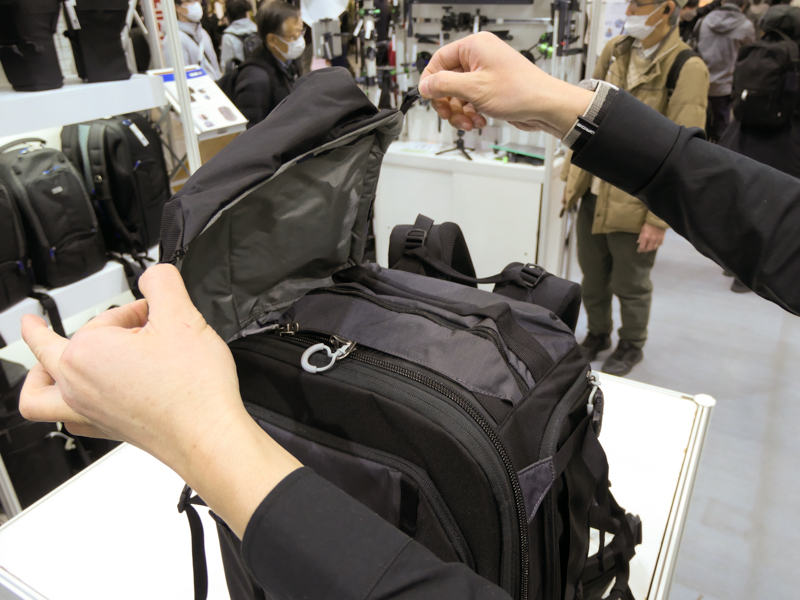 アウトドア向けのマインドシフトブランドで登場した製品のため、名刺ホルダーがなく、雨蓋付きというのがシンクタンクブランドとしては新鮮