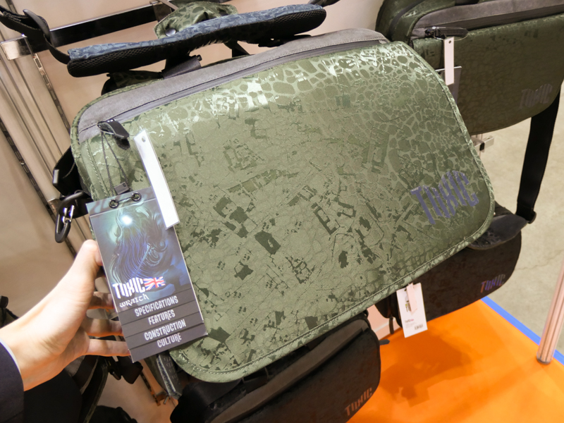 光沢のある柄が印象的