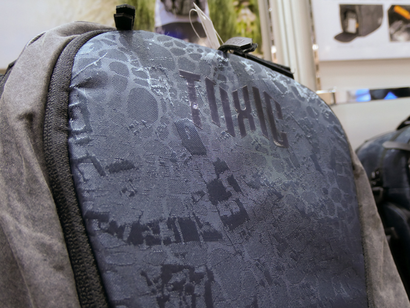 カラーは各3色。ここで紹介したもの以外にオニキス（ブラック系）がある