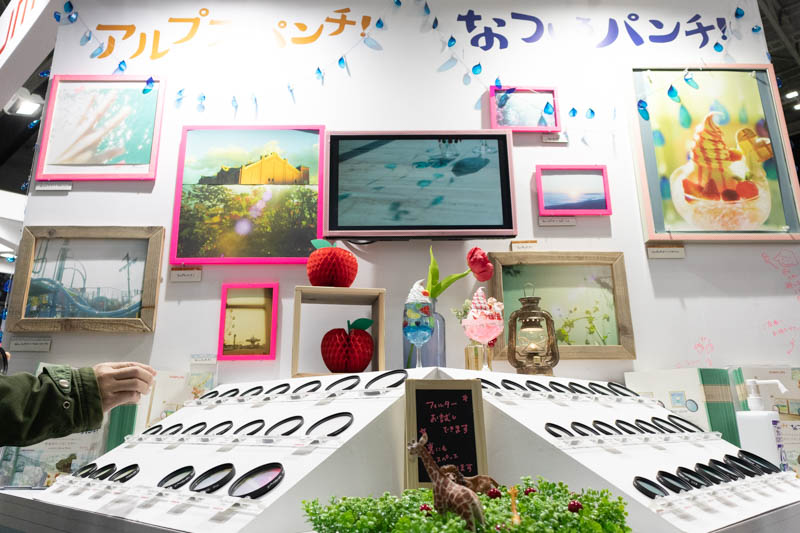 フィルターの体験コーナーも人気（マルミ光機のブース）