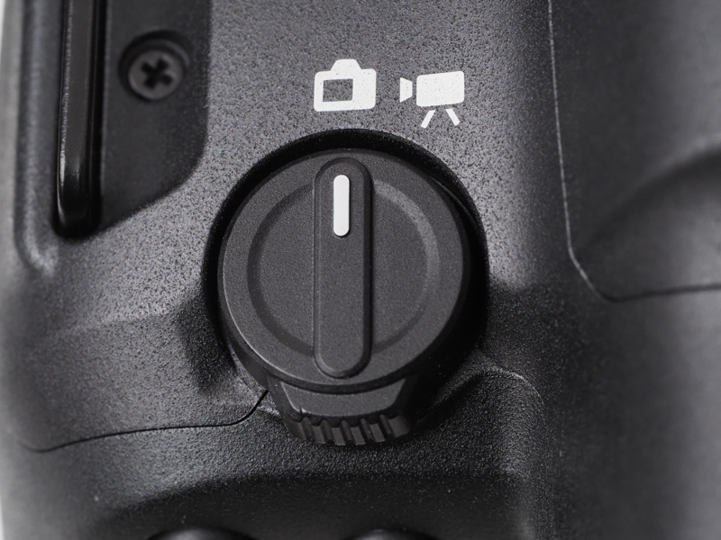 以前の電源スイッチの位置にある動画/静止画の切り替えスイッチですね。今回の撮影ではバンバン切り替えました。いや、電源スイッチと間違えたからです。