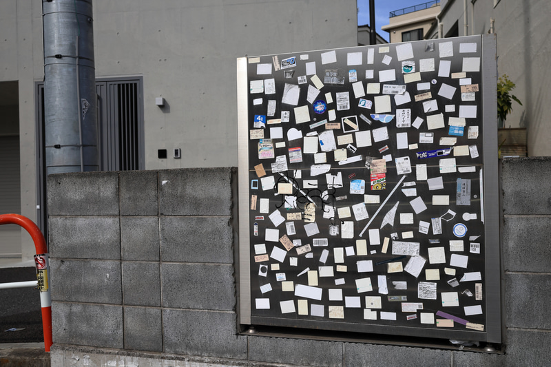 基本、街では「拾い屋」さんの筆者ですから、どんなもので撮りますが、R6 Mark IIとRFレンズの組み合わせって、クリアすぎませんか（笑）、もう少し意味ありげに写ってもいいんじゃないかと。<br>EOS R6 Mark II／RF35mm F1.8 MACRO IS STM／絞り優先AE（F8・1/1,600秒）／ISO400