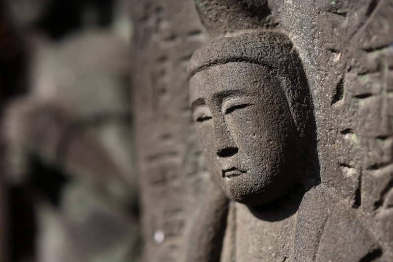 今回もお約束のお地蔵さんですが、手前のまぶたの位置に沿ってAFポイントが並んだりすると怖くなりますぜ。そこまでしなくていいのに。<br>EOS R6 Mark II／RF85mm F2 MACRO IS STM／絞り優先AE（F2.8・1/1,250秒）／ISO100