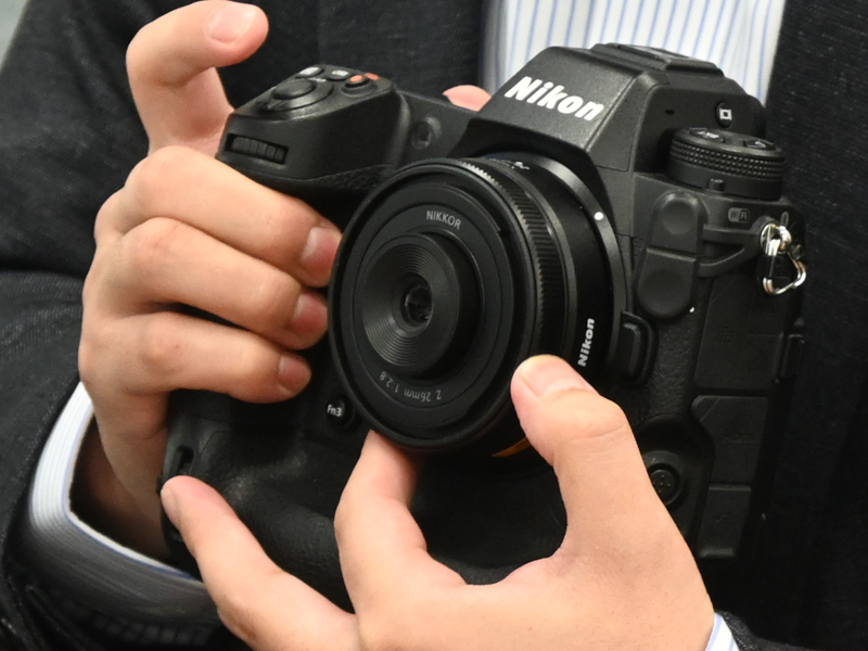 ニコン Z 9に装着。フォーカシングで鏡筒を繰り出したところ