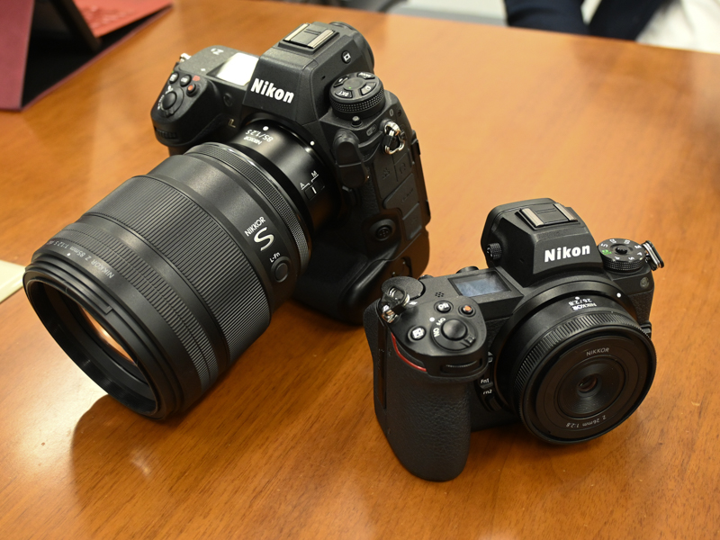 NIKKOR Z 85mm f/1.2 S（左）とNIKKOR Z 26mm f/2.8（右）