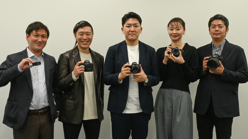 今回話を聞いた、株式会社ニコンの皆さん。左から<br>光学本部 第三設計部の槇田歩氏<br>光学本部 第二開発部の中野拓海氏<br>デザインセンター IDグループの本田光太朗氏<br>映像事業部 UX企画部の陳思思氏<br>映像事業部 UX企画部の石上裕行氏