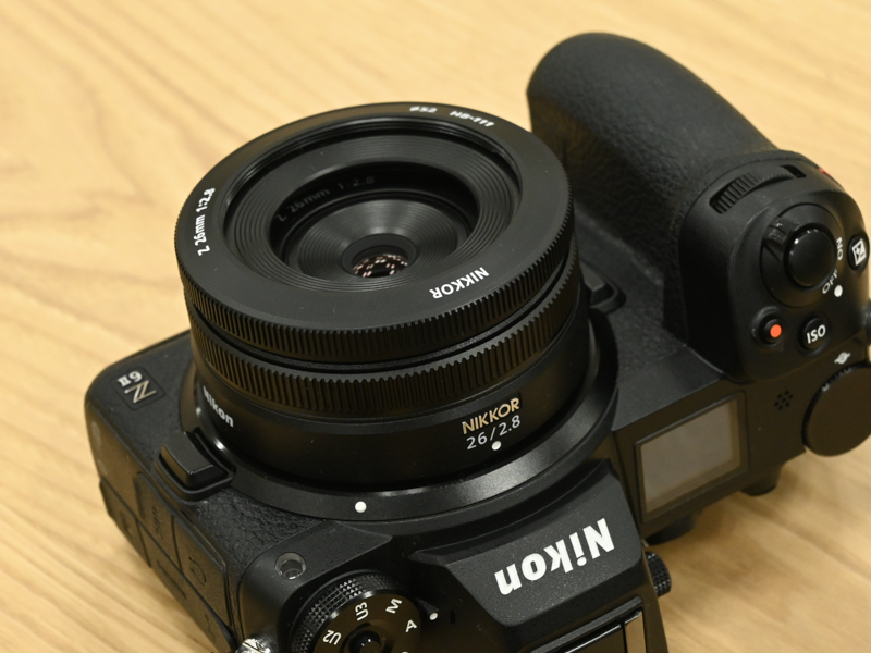 フードを装着した状態。ニコン Z 6 IIに装着