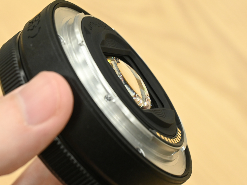 金属部品の採用により、往年の一眼レフカメラ用レンズのような重量感がある