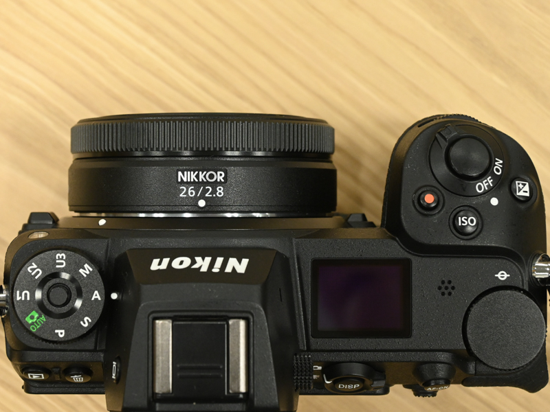 ニコン Z 6 IIに装着したNIKKOR Z 26mm f/2.8。カメラのグリップ部より薄い