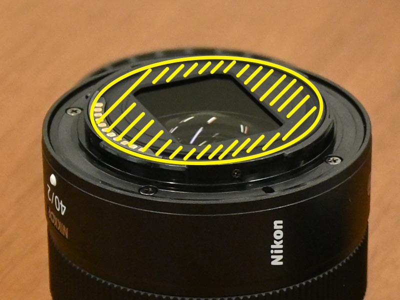 斜線部分が「帽子」と呼ばれるパーツ。写真のレンズでは、マウント部と帽子は別体