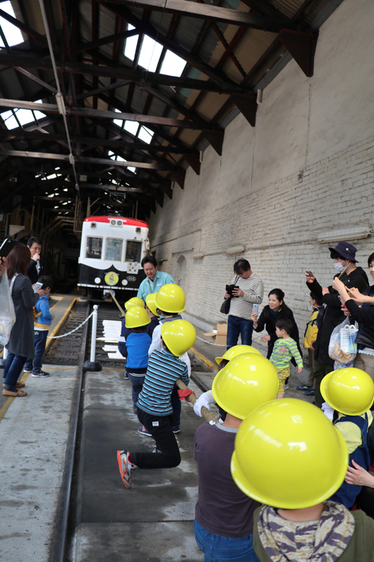 「電車と綱引き」の様子