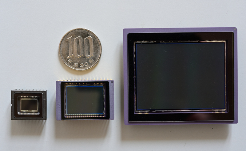 写真1：デジタルカメラに用いられている撮像素子は、SPDをたてよこ碁盤の目に並べたもので、エリアセンサーと呼ばれる。写真は左からコンパクトカメラ用、フォーサーズ用、中判用のCCD撮像素子。